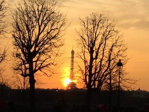 Torre Eiffel soleada y la meditación